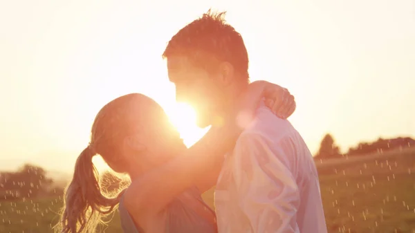 Close Lens Flare Una Pareja Caucásica Joven Tranquila Besa Bajo — Foto de Stock