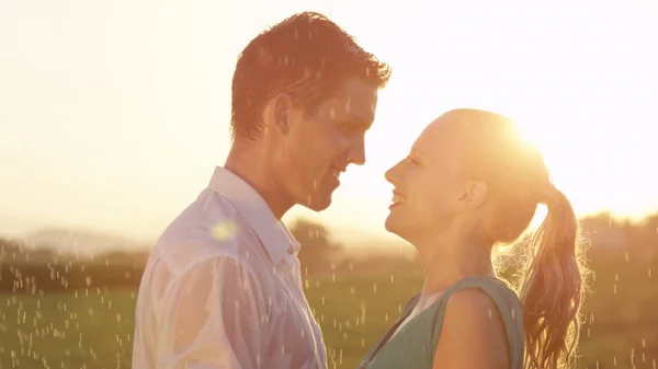 Nahaufnahme Linsenschlag Frau Und Mann Genießen Einen Atemberaubenden Sommerabend Auf — Stockfoto