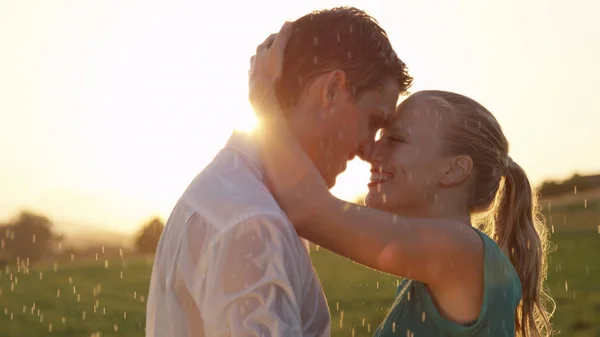 Close Lens Flare Casal Caucasiano Feliz Fica Pingando Molhado Enquanto — Fotografia de Stock