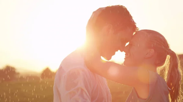 Chiusura Lente Flare Bella Ragazza Bionda Avvolge Braccia Dietro Testa — Foto Stock