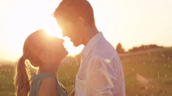 Flare Lente Pareja Joven Enamorada Sonríe Baila Aire Libre Una — Foto de Stock