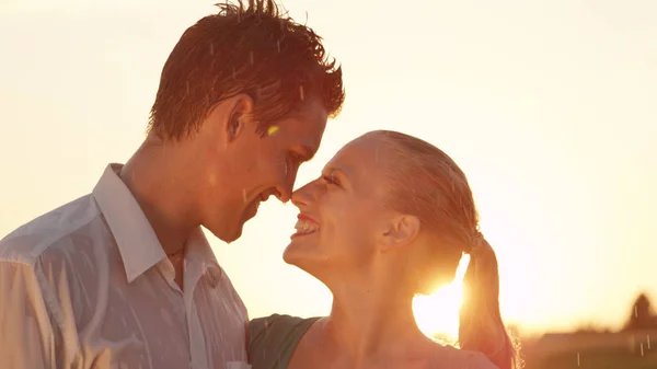 Chiusura Lente Flare Fidanzato Felice Fidanzata Toccare Nasi Mentre Amorevolmente — Foto Stock