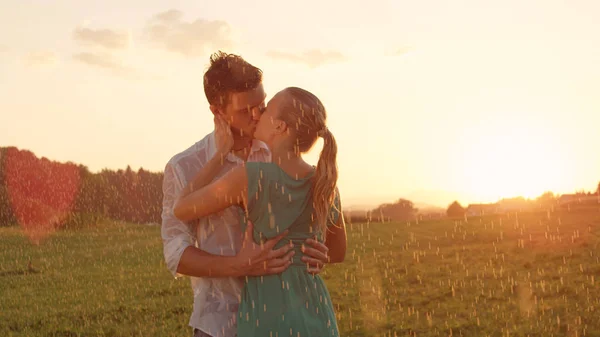 Lentes Flare Cerrar Alegre Pareja Joven Besos Lluvia Calmante Durante — Foto de Stock