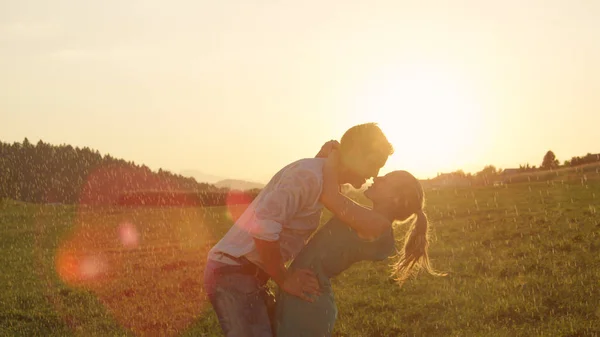 Cerrar Lens Flare Joven Bailarín Masculino Sumerge Hermosa Novia Besa — Foto de Stock