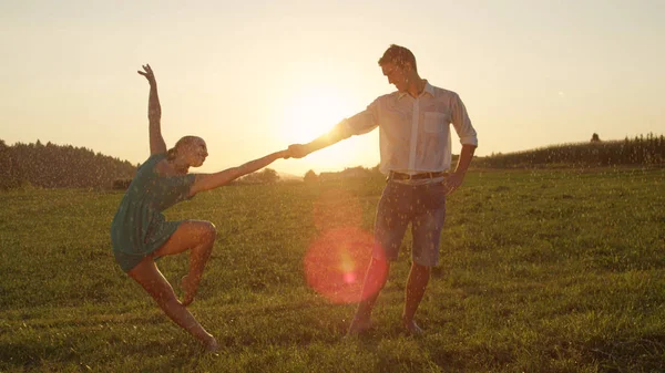 Lens Flare Homem Mulher Descalços Adoráveis Dançam Graciosamente Pôr Sol — Fotografia de Stock