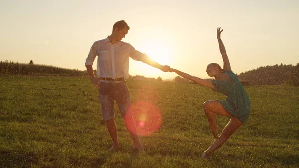 Lens Flare Happy Young Couple Dances Barefoot Calm Rainy Countryside — Stock Photo, Image