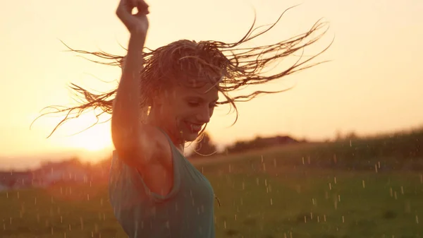 Kadar Yakın Lens Flare Neşeli Sarışın Kız Yağmurda Dans Ederek — Stok fotoğraf