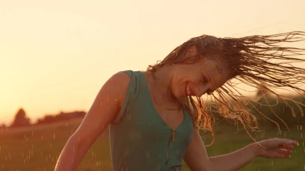 Cerrar Lentes Flare Relajada Joven Mujer Caucásica Baila Libremente Hermoso — Foto de Stock