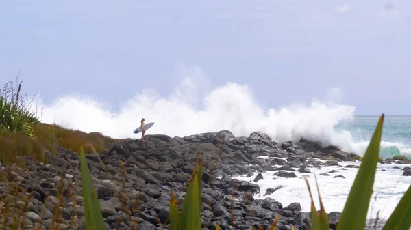 Kopierraum Große Meereswellen Treffen Den Schönen Schwarzen Felsstrand Als Surfermädchen — Stockfoto
