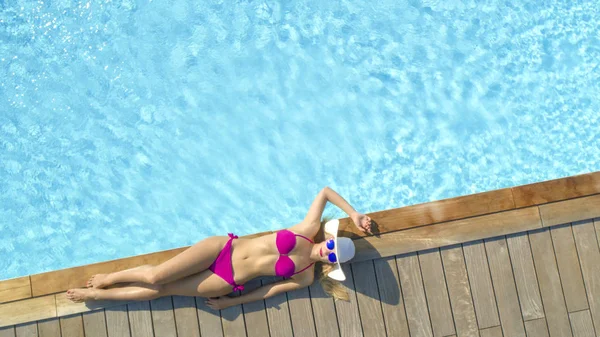 Aerial Top Volando Sobre Una Alegre Mujer Caucásica Bikini Rosa —  Fotos de Stock