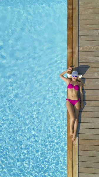 自上而下 复制空间 快乐的女游客放松附近令人惊叹的蓝色豪华游泳池 在辛苦工作的一天后 在炎热的夏日阳光下 在炎热的阳光下 在年轻的高加索妇女身上飞行 — 图库照片