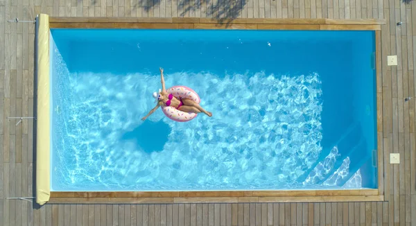 Aerial Top Mujer Caucásica Feliz Remando Alrededor Piscina Cristalina Donut —  Fotos de Stock