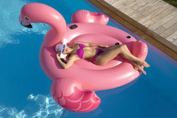 Aerial Beautiful Caucasian Girl Smiles While Sunbathing Big Inflatable Flamingo — Stock Photo, Image