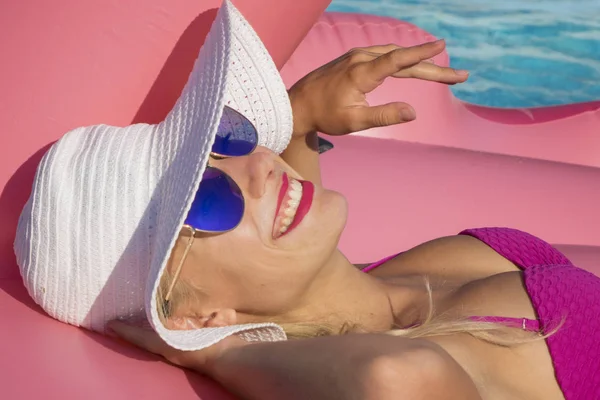 Close Улыбчивая Блондинка Наслаждается Прекрасным Летним Днем Загорая Прохладном Фламинго — стоковое фото