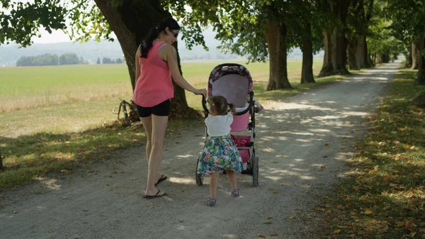 Bedårande Bild Glada Unga Mamma Och Lilla Småbarn Flicka Driver — Stockfoto