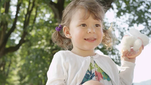 Närbild Lekfulla Barn Girl Hoppa Runt Parken Soliga Och Visar — Stockfoto