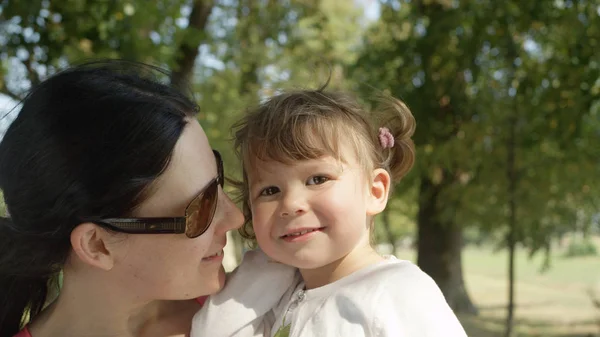 Närbild Porträtt Copy Space Kärleksfull Vit Mamma Tittar Sin Leende — Stockfoto