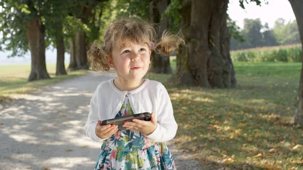 Närbild Nyfiken Liten Flicka Tittar Rolig Tecknad Film Sin Pappas — Stockfoto