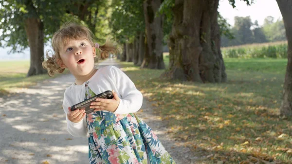 Närbild Lekfull Liten Dotter Som Dansar Naturen Medan Hon Lyssnar — Stockfoto