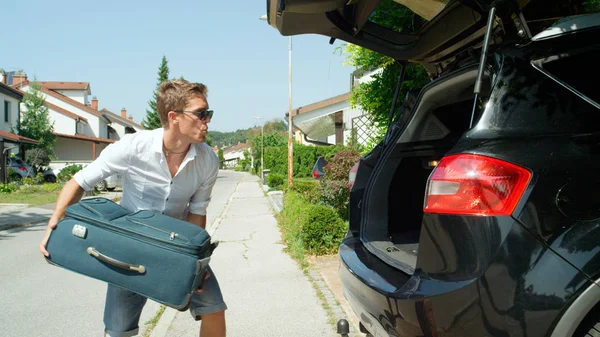 Chiudi Fischiettare Giovane Turista Maschio Gettando Borse Grande Suv Nero — Foto Stock