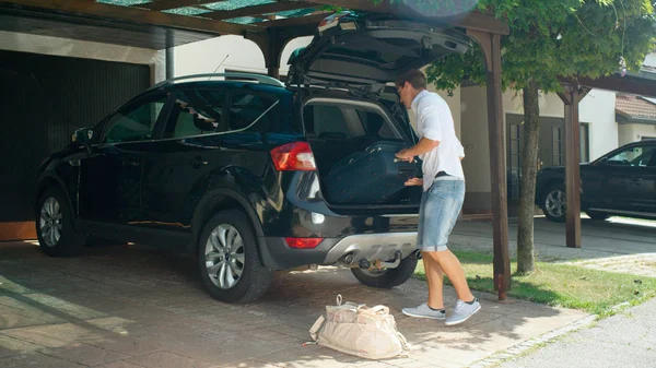 Linsenschlag Junge Kaukasische Männer Packen Gepäck Den Geräumigen Kofferraum Eines — Stockfoto