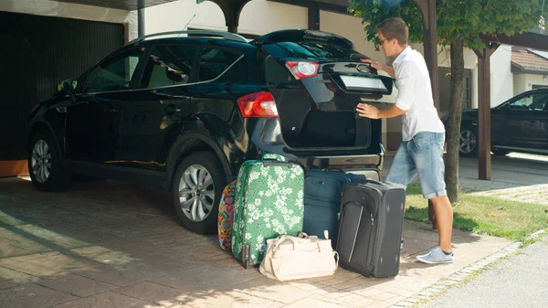 Bländning Leende Ung Man Stänger Baksidan Sin Bil Parkerad Soliga — Stockfoto