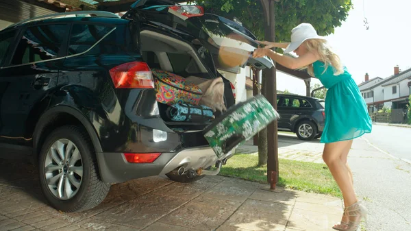 Bländning Lättsam Ung Kvinna Misslyckas Med Att Stänga Bakluckan Sin — Stockfoto