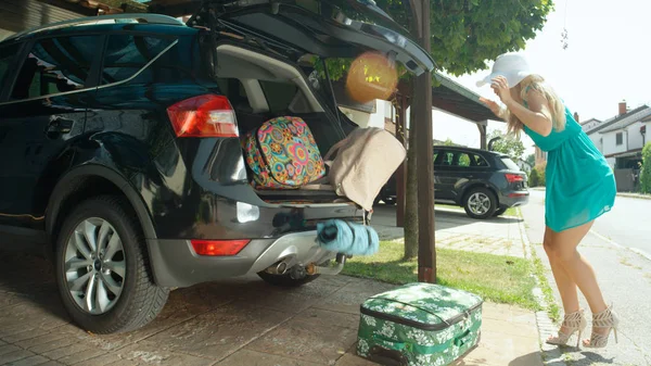 Bländning Tunga Resväskor Falla Fyllda Stammen Stora Svarta Suv Efter — Stockfoto