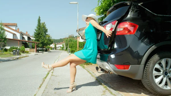 그녀를 자동차를 닫습니다 그녀를 뚜껑을 여자의 그녀의 Suv 트렁크를 동네에 — 스톡 사진