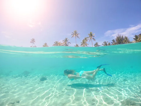 Agua Superior Joven Viajera Bikini Turquesa Disfrutando Viaje Buceo Por —  Fotos de Stock