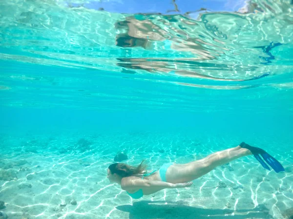 Agua Superior Joven Mujer Caucásica Vacaciones Buceando Agua Tropical Perfecta —  Fotos de Stock