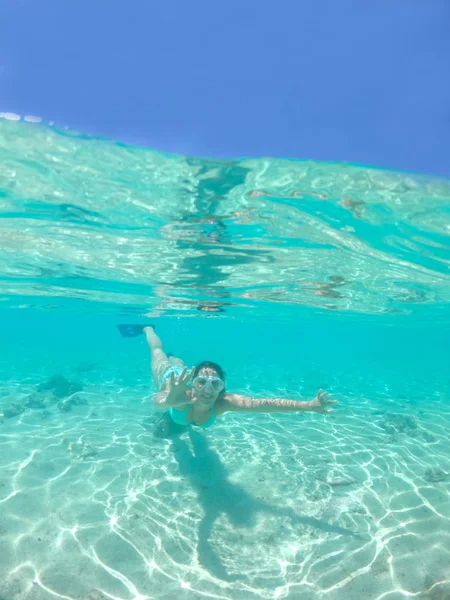 Sottoacqua Giovane Donna Allegra Gesto Mano Mentre Snorkeling Vicino Alle — Foto Stock