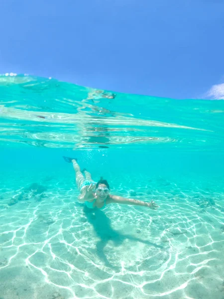 Half Comderwater Mulher Caucasiana Ativa Férias Relaxantes Snorkels Oceano Cristalino — Fotografia de Stock