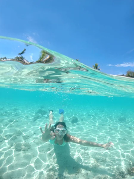 Alf Underwater Ragazza Eccitata Bikini Turchese Che Snorkeling Nella Bella — Foto Stock