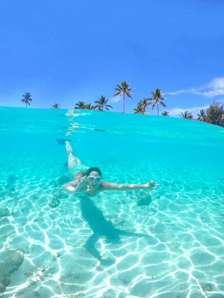 Half Underwater Mujer Joven Bucea Hacia Cámara Hace Gesto Correcto —  Fotos de Stock