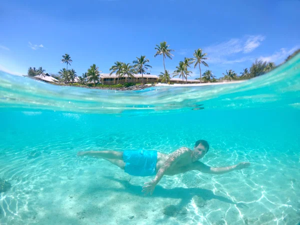 Agua Media Joven Activo Vacaciones Verano Buceando Cerca Soleada Isla —  Fotos de Stock