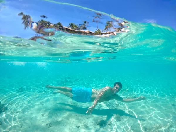 Agua Superior Hombre Despreocupado Vacaciones Nadando Bajo Agua Espectacular Agua —  Fotos de Stock