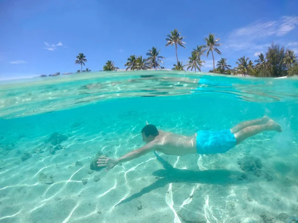 Sottoacqua Giovane Uomo Caucasico Che Nuota Lungo Spiaggia Sabbia Bianca — Foto Stock