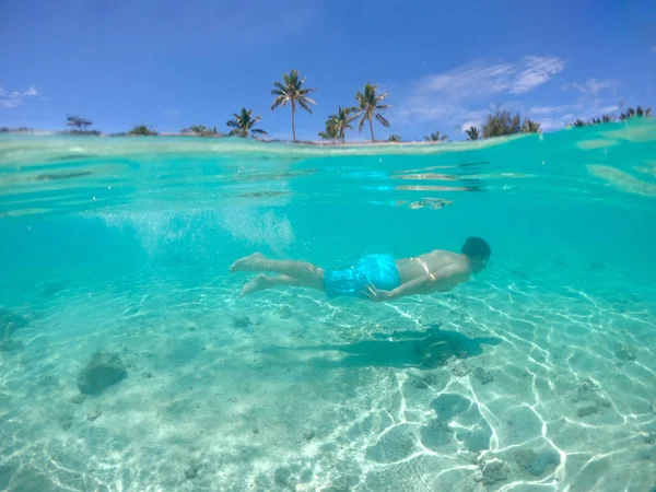 Halva Underwater Fit Ung Man Dyk Vackra Havet Vattnet Nära — Stockfoto