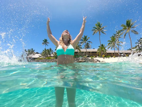 Low Angle Close Souriante Jeune Femme Caucasienne Éclaboussant Eau Mer — Photo