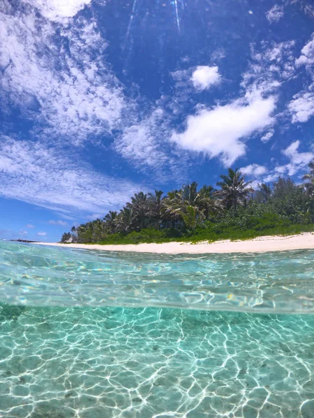 半潜水 镜头耀斑 热热带阳光照耀在风景如画的热带沙滩上 在菲律宾 美丽的小水晶般清澈的海浪滚向田园诗般的异国情调的岛屿海岸 — 图库照片