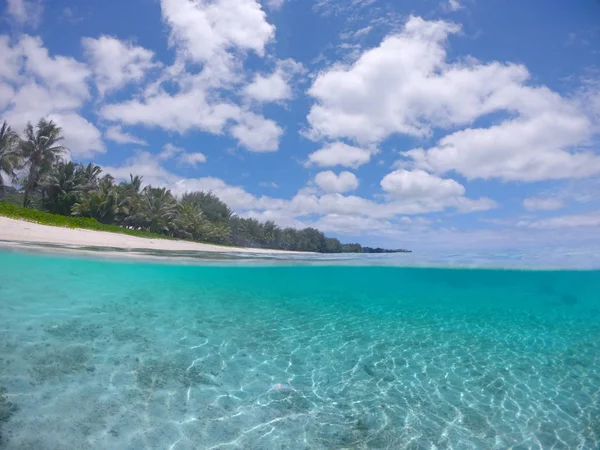 Acqua Superiore Alfabile Incredibili Spruzzi Acqua Cristallina Sulla Telecamera Che — Foto Stock