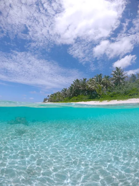 Half Comderwater Praia Areia Branca Popular Remota Ilha Tropical Pacífico — Fotografia de Stock