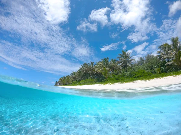 Agua Subterránea Idílica Playa Arena Está Siendo Bañada Por Las — Foto de Stock