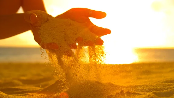 Chiusura Lente Flare Irriconoscibile Turista Femminile Gioca Con Sabbia Calda — Foto Stock