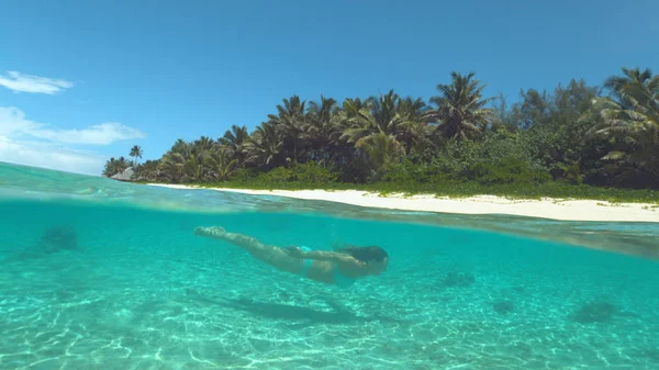 Half Comderwater Jovem Mergulha Deslumbrante Água Mar Azul Turquesa Perto — Fotografia de Stock