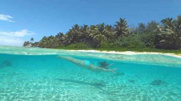 Half Underwater Jeune Femme Caucasienne Vacances Plongeant Dans Eau Cristalline — Photo