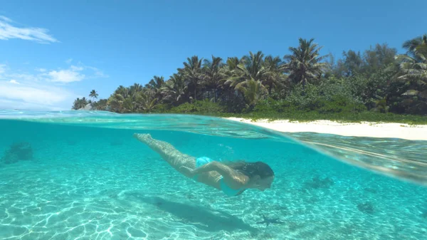 Half Underwater Joyeux Jeune Femme Bikini Turquoise Plongeant Près Une — Photo