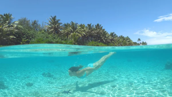 Half Underwater Подходящая Туристка Расслабляющий Летний Отдых Ныряет Захватывающие Воды — стоковое фото