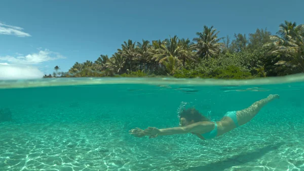 Alf Underwater Giovane Donna Caucasica Vacanza Rilassante Nelle Isole Cook — Foto Stock